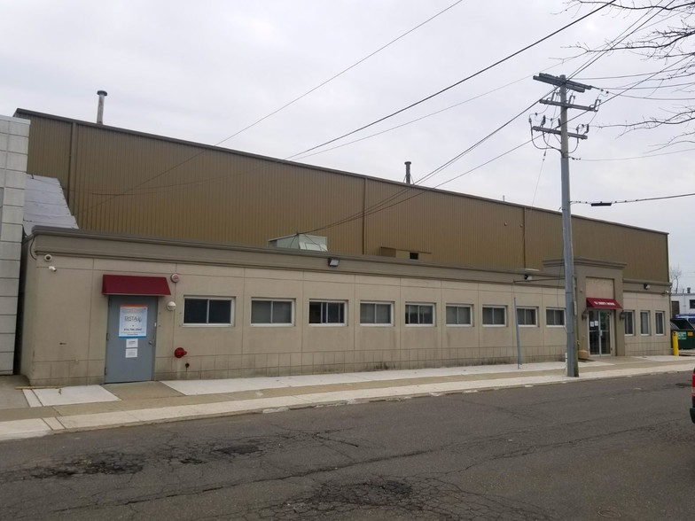 131 Liberty Ave, Mineola, NY for sale - Building Photo - Image 2 of 32