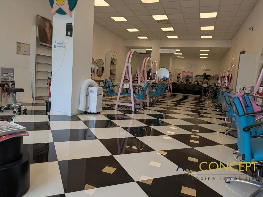 Retail in Villeneuve-Loubet for lease Interior Photo- Image 1 of 2