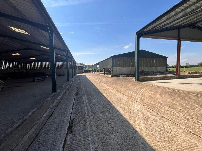 Cane End Ln, Aylesbury for sale - Building Photo - Image 2 of 11