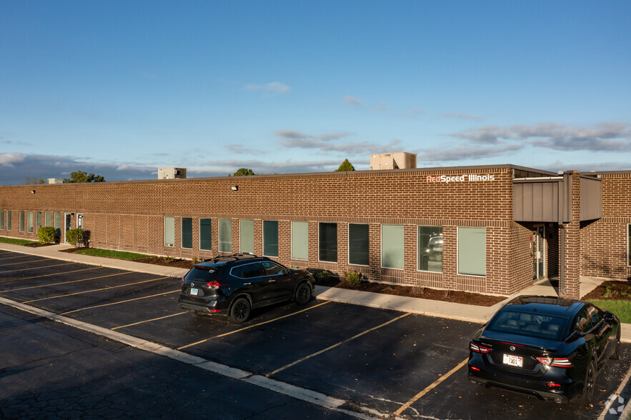 400-420 Eisenhower Ln N, Lombard, IL for lease - Primary Photo - Image 1 of 3