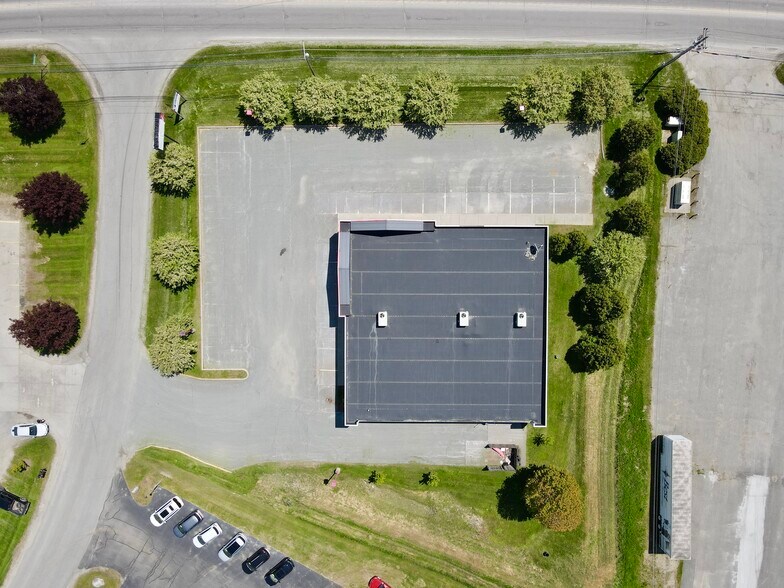 108 Community Dr, Newport, VT for lease - Building Photo - Image 2 of 19