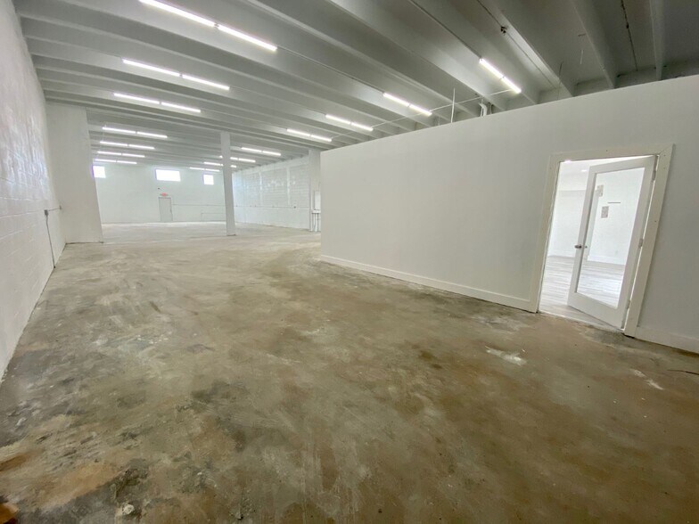 242 W 21st St, Hialeah, FL for lease - Interior Photo - Image 2 of 13