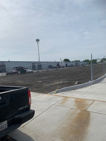 5894 E Berry St, Fort Worth, TX for lease - Building Photo - Image 3 of 8