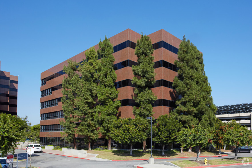 4811 Airport Plaza Dr, Long Beach, CA for lease - Primary Photo - Image 1 of 20