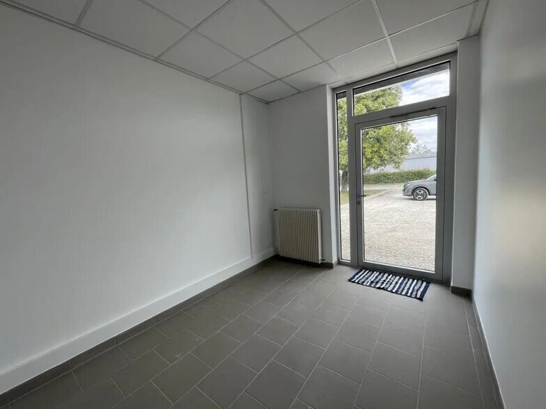 Office in Pont-Audemer for lease - Lobby - Image 2 of 5