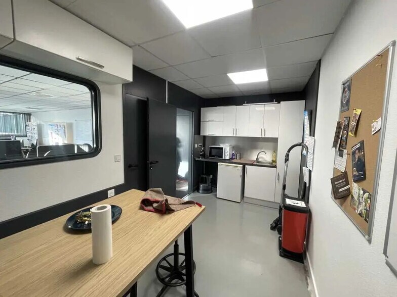 Office in Bordeaux for lease - Interior Photo - Image 3 of 6