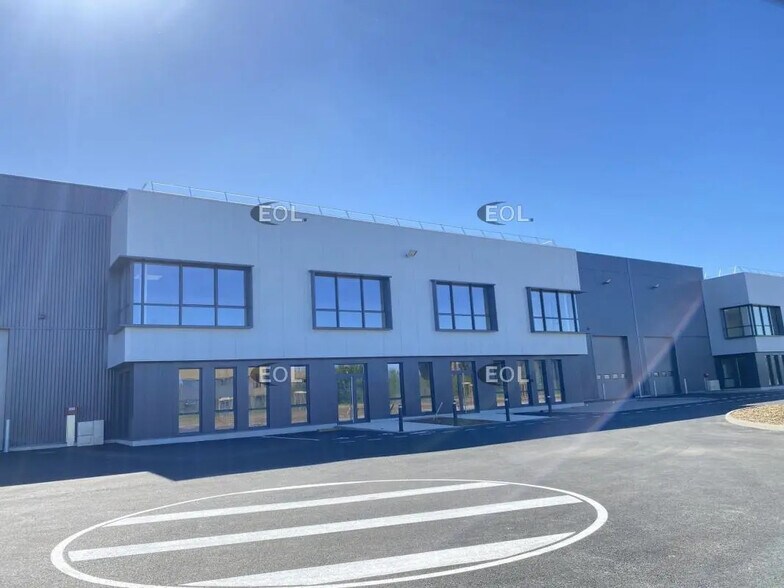 Flex in Saint-Priest for lease - Building Photo - Image 2 of 7