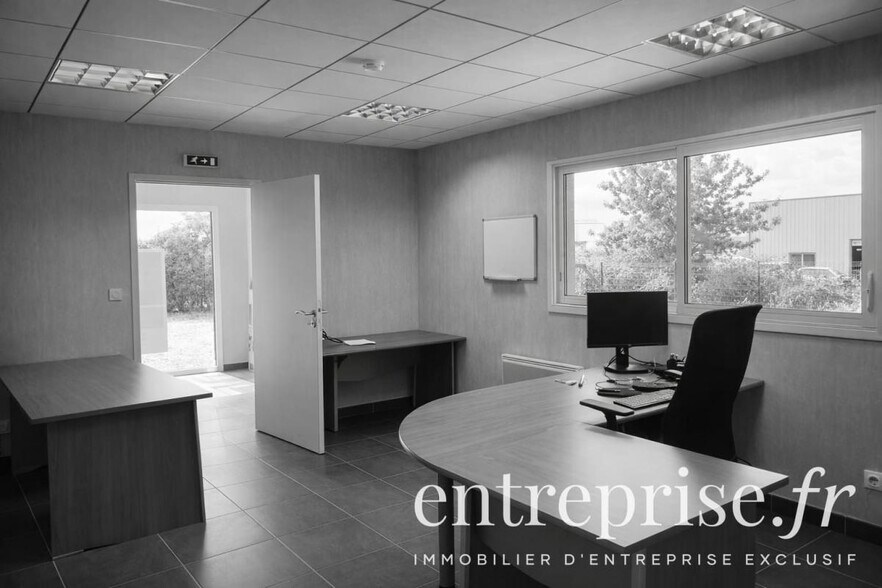 Flex in Angers for lease - Building Photo - Image 3 of 3