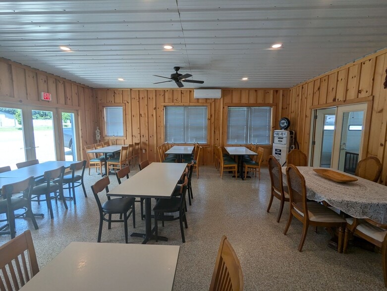 562 W 29th St, Buena Vista, VA for sale - Interior Photo - Image 3 of 18