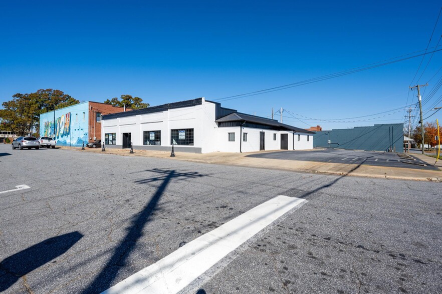 110 E A St, Newton, NC for lease - Building Photo - Image 3 of 17