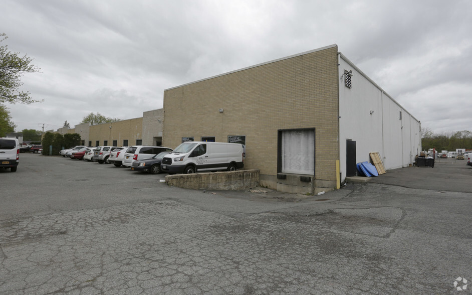 681 Grand Blvd, Deer Park, NY for lease - Building Photo - Image 3 of 7