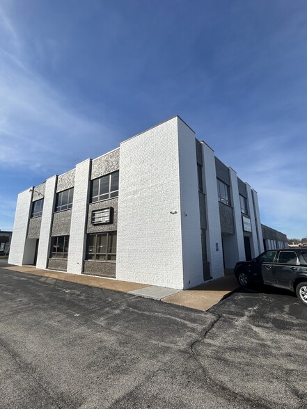 11704-11718 Lackland Industrial Dr, Saint Louis, MO for lease - Building Photo - Image 1 of 9