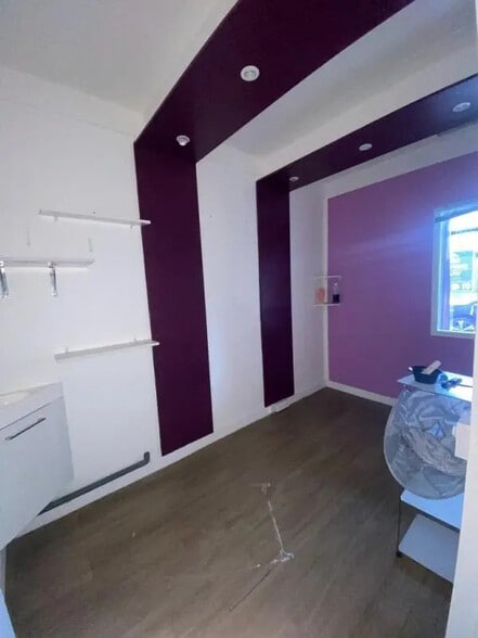 Retail in Versailles for lease - Interior Photo - Image 3 of 4