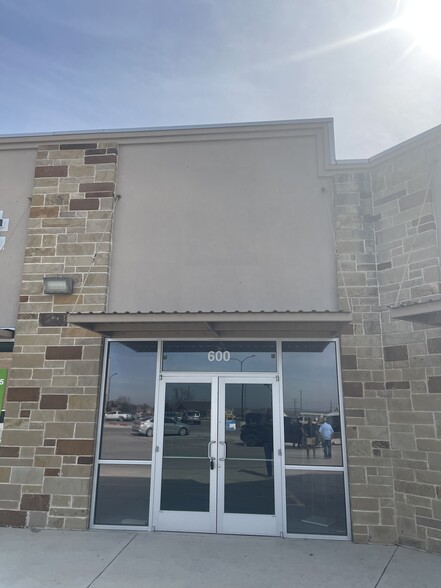 180 Town Center Blvd, Jarrell, TX for lease - Building Photo - Image 1 of 5