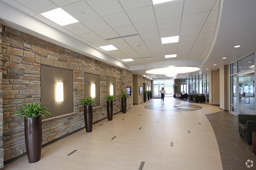 8100-8120 Penn Ave S, Bloomington, MN for lease - Lobby - Image 3 of 10