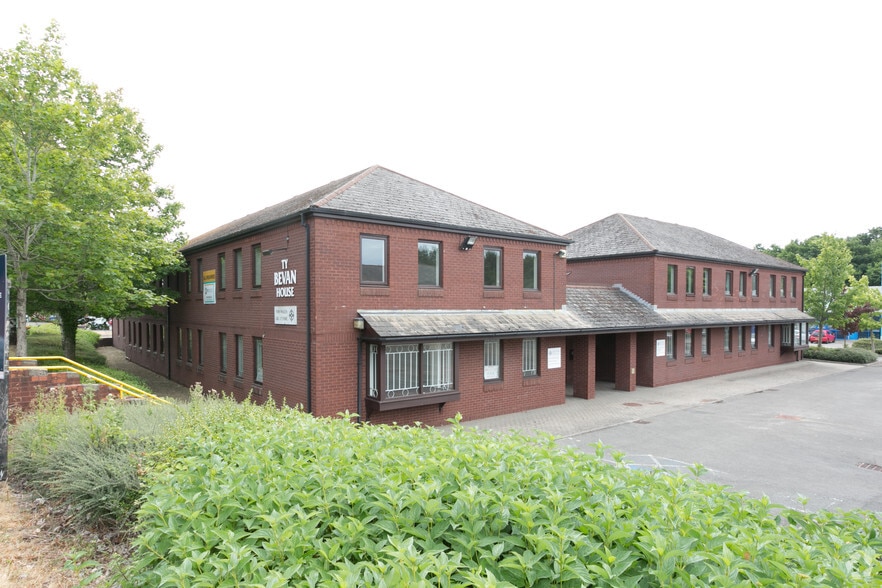 24-31 Lambourne Cres, Cardiff for sale - Primary Photo - Image 1 of 1