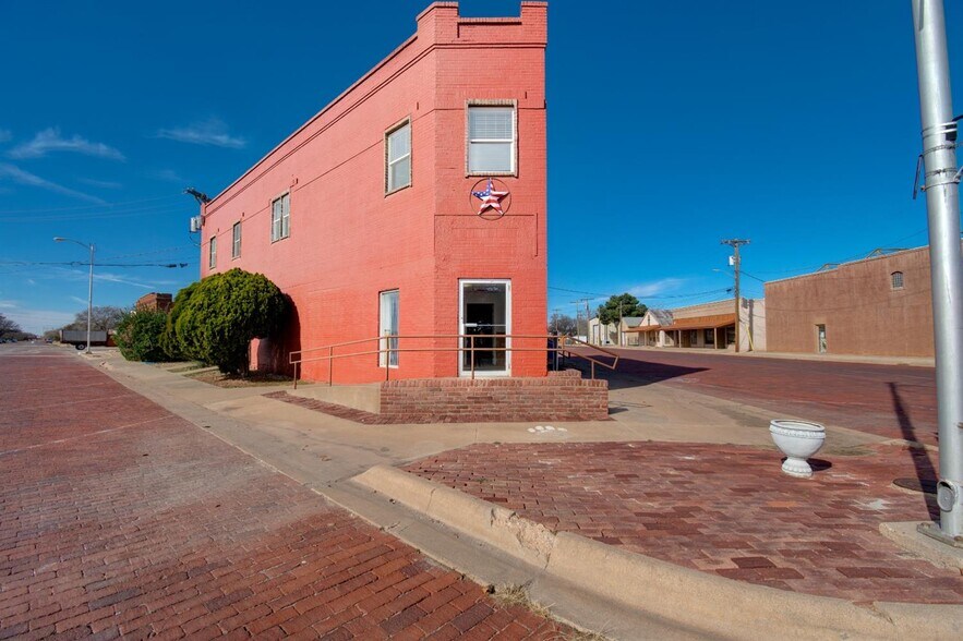 105 W Panhandle Ave, Slaton, TX 79364