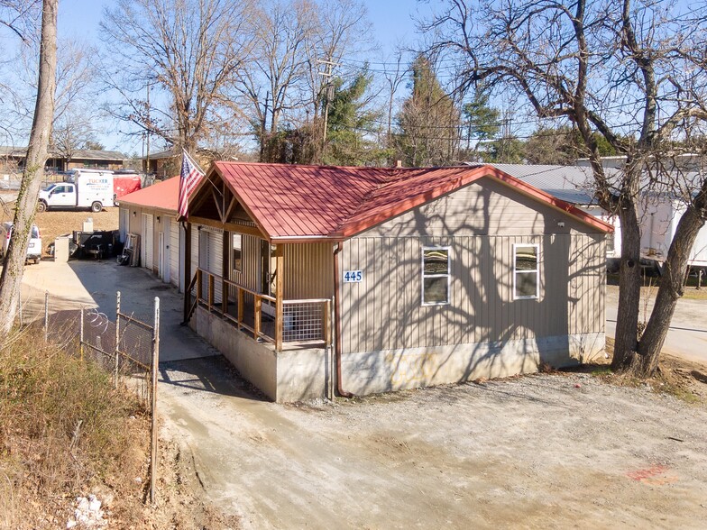 445 6th E ave, Hendersonville, NC for sale - Primary Photo - Image 1 of 16