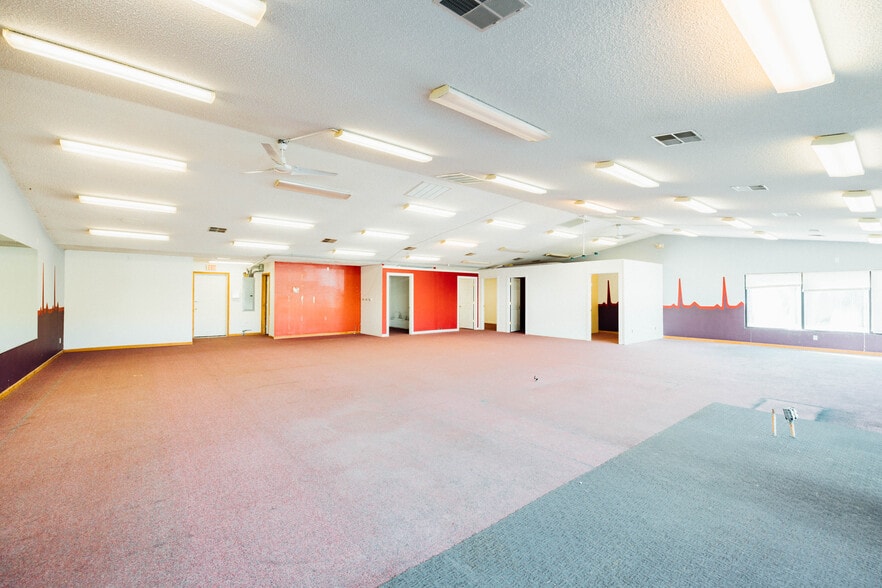 8365 Silver Lake Rd, Linden, MI for lease - Interior Photo - Image 3 of 7