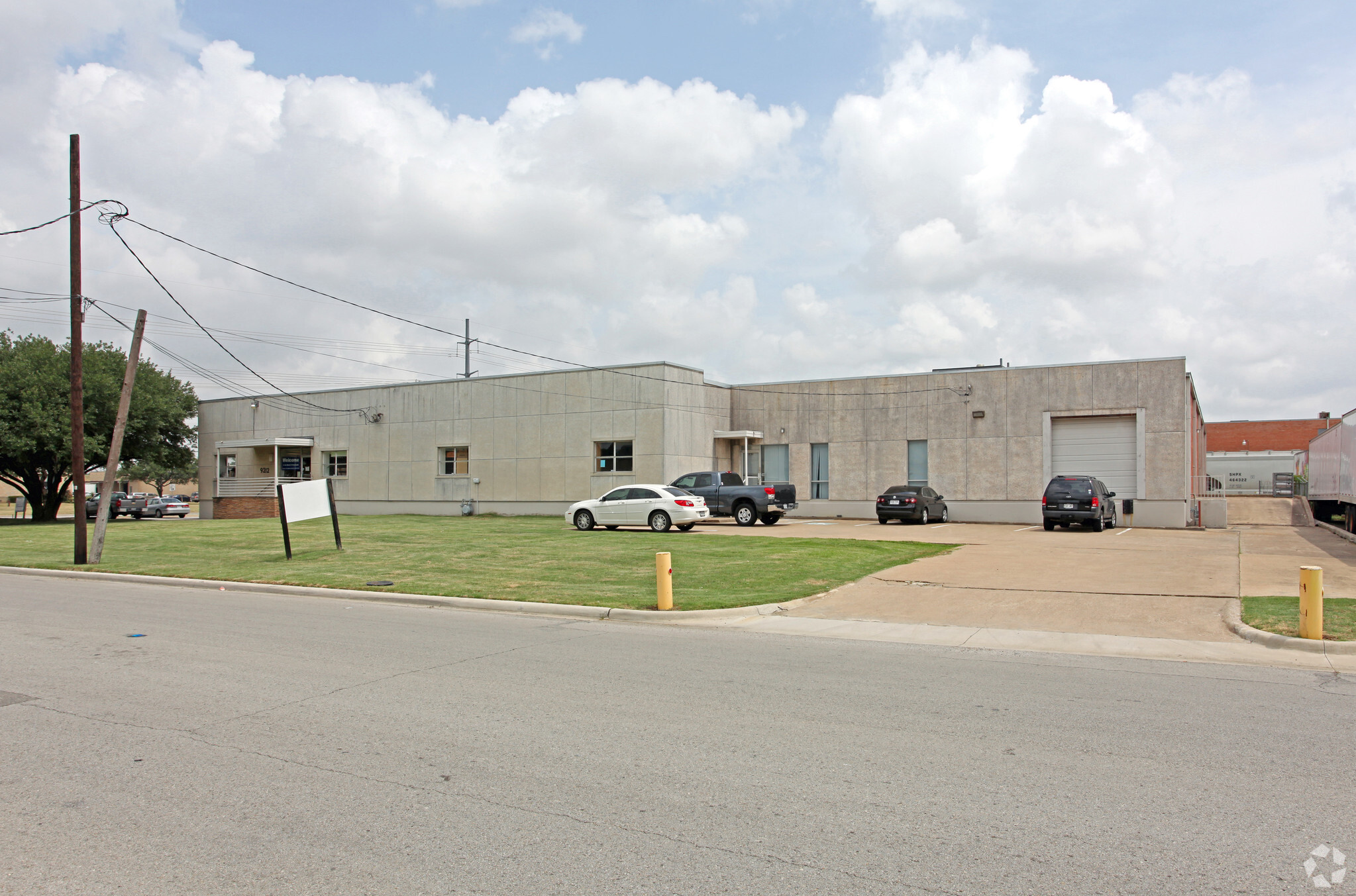 9210-9212 Sovereign Row, Dallas, TX for lease Primary Photo- Image 1 of 4