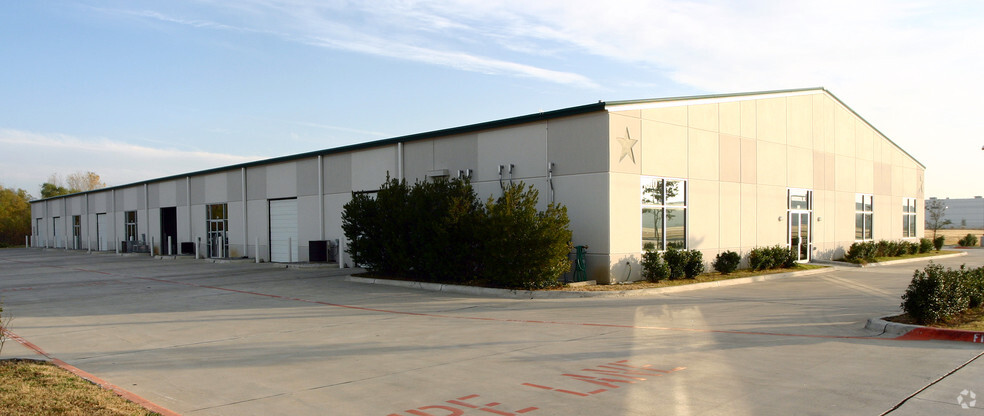 310 E Trinity Blvd, Grand Prairie, TX for lease - Building Photo - Image 2 of 7