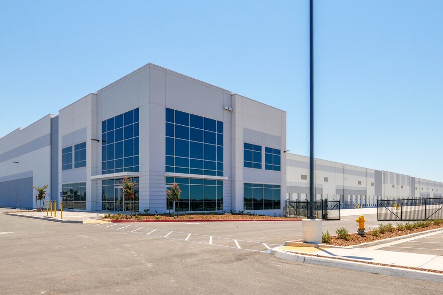 W Paige Ave & S I St, Tulare, CA 93274 - 99 Central