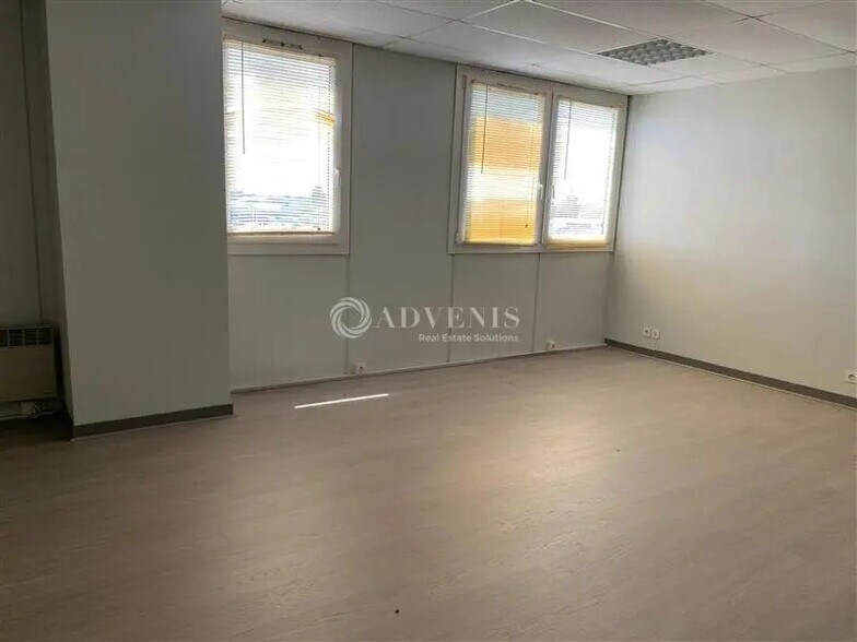 Office in Le Mans for lease - Building Photo - Image 3 of 9