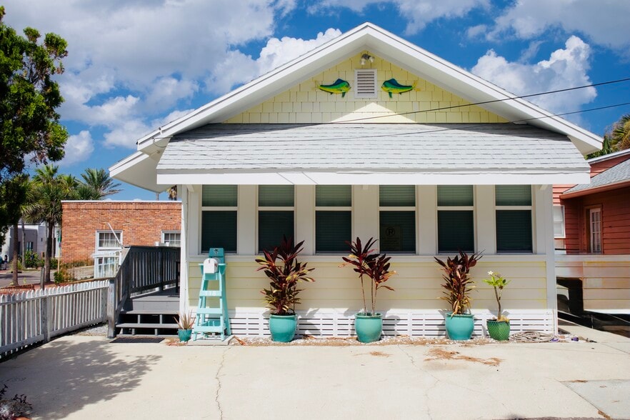 118 Hall Pl, Neptune Beach, FL for sale - Primary Photo - Image 1 of 8