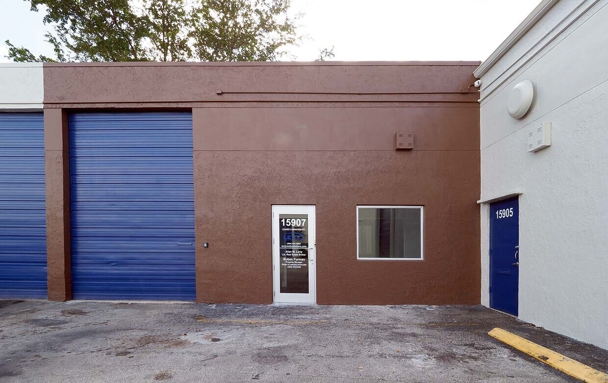 15900-15998 NW 48th Ave, Miami Gardens, FL for lease Building Photo- Image 1 of 3