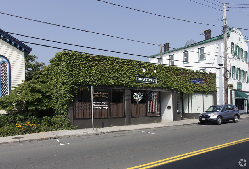 306-308 Main St, Port Jefferson, NY for lease - Building Photo - Image 2 of 2