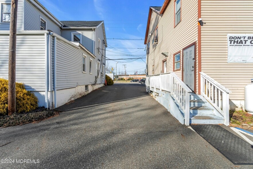 451-453 State Route 33 Millstone, NJ portfolio of 2 properties for sale on LoopNet.com - Building Photo - Image 3 of 19