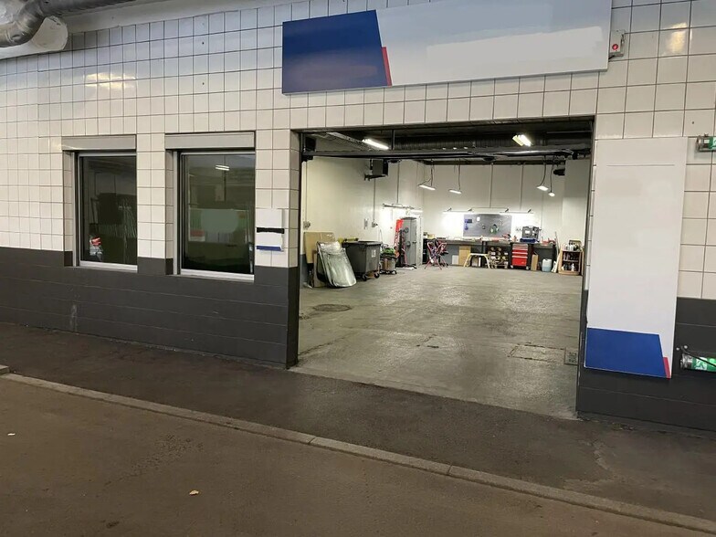 Flex in Courbevoie for lease - Building Photo - Image 1 of 6