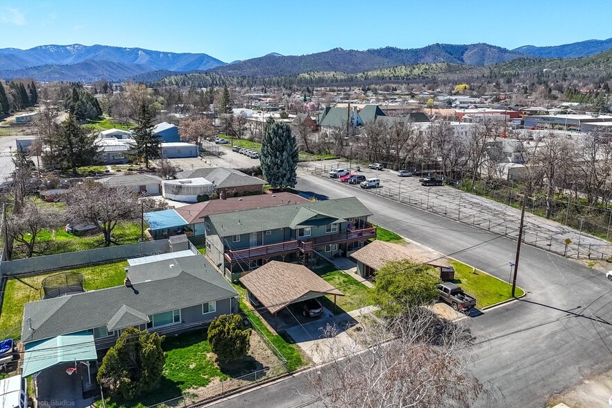 Yreka 66 Inc.-66 units-15 Buildings portfolio of 4 properties for sale on LoopNet.com - Building Photo - Image 3 of 31