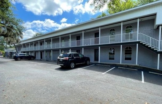 Spanish Trace Apartments portfolio of 2 properties for sale on LoopNet.com - Building Photo - Image 2 of 12