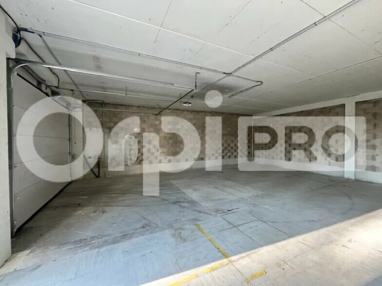 Flex in Fontenay-Trésigny for lease - Interior Photo - Image 3 of 16