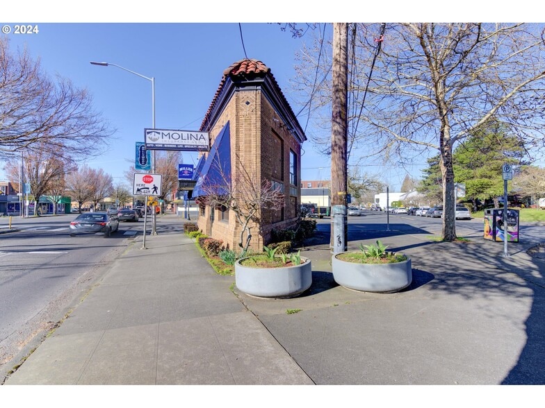 4515 NE Sandy Blvd, Portland, OR for sale - Building Photo - Image 2 of 11