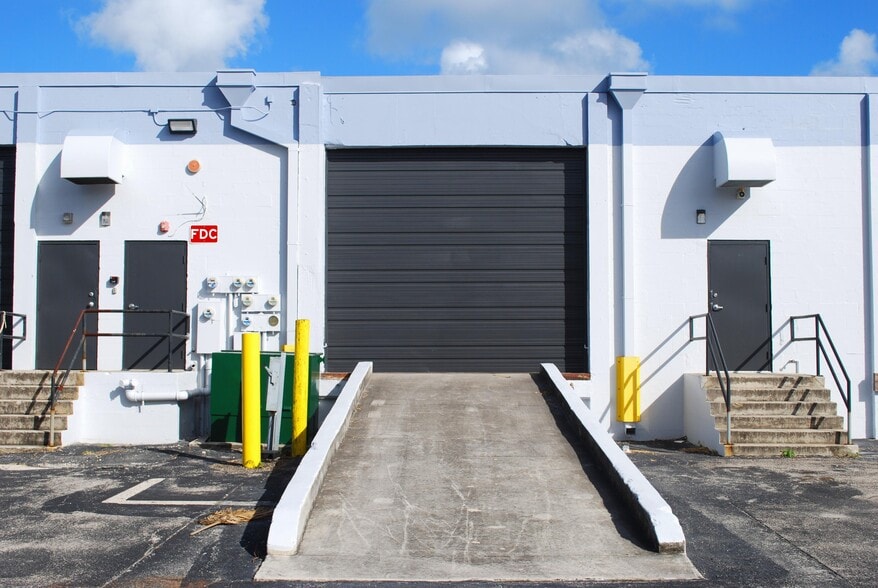 1100 25th St, West Palm Beach, FL for lease - Building Photo - Image 3 of 13