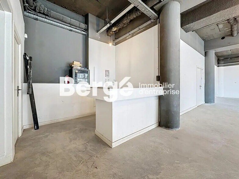 Retail in Antibes for lease - Building Photo - Image 2 of 5