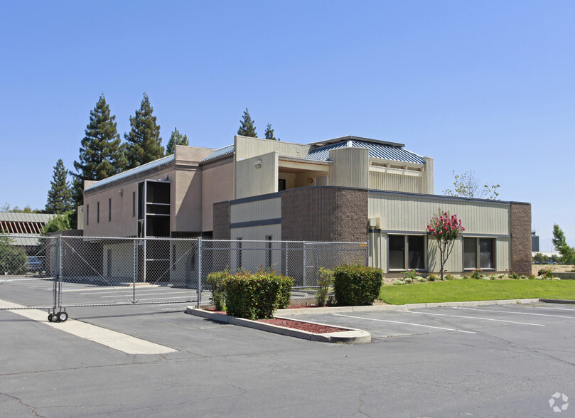 2211 N Fine Ave, Fresno, CA for lease - Building Photo - Image 2 of 5