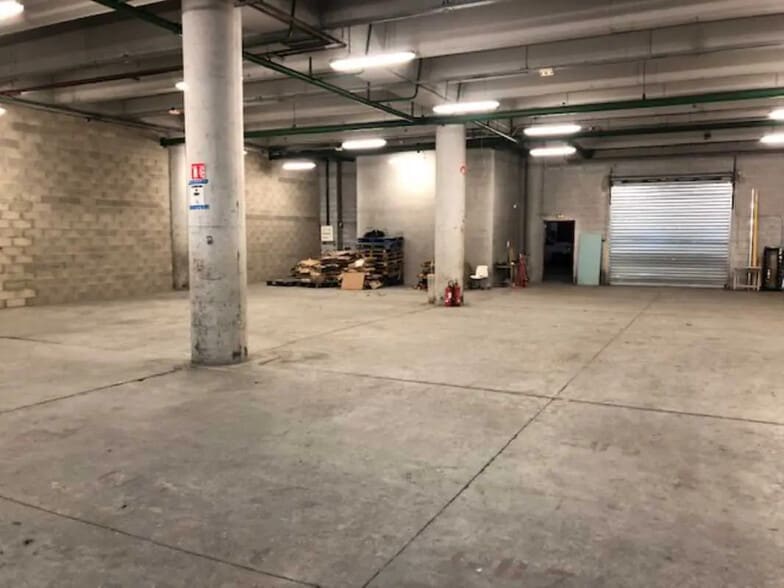 Flex in Bagnolet for lease - Interior Photo - Image 2 of 4