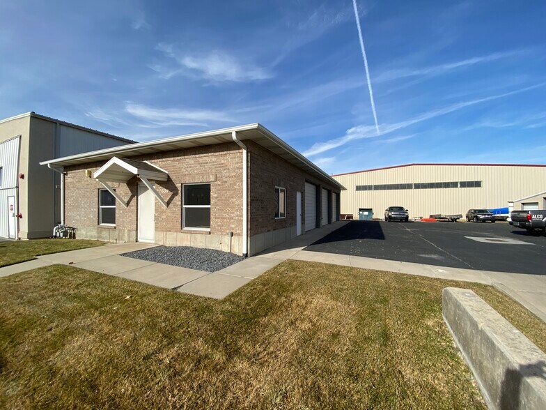 1594 W 2350 S, Woods Cross, UT 84087