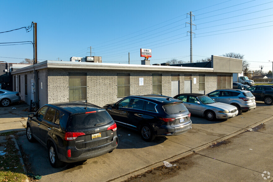 13650 W 8 Mile Rd, Oak Park, MI for sale - Building Photo - Image 2 of 5