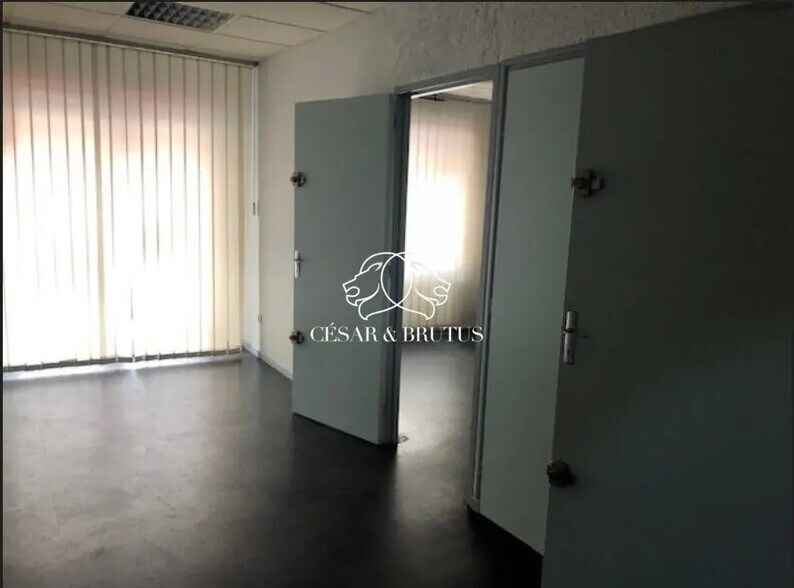 Retail in Lyon for lease - Interior Photo - Image 3 of 10