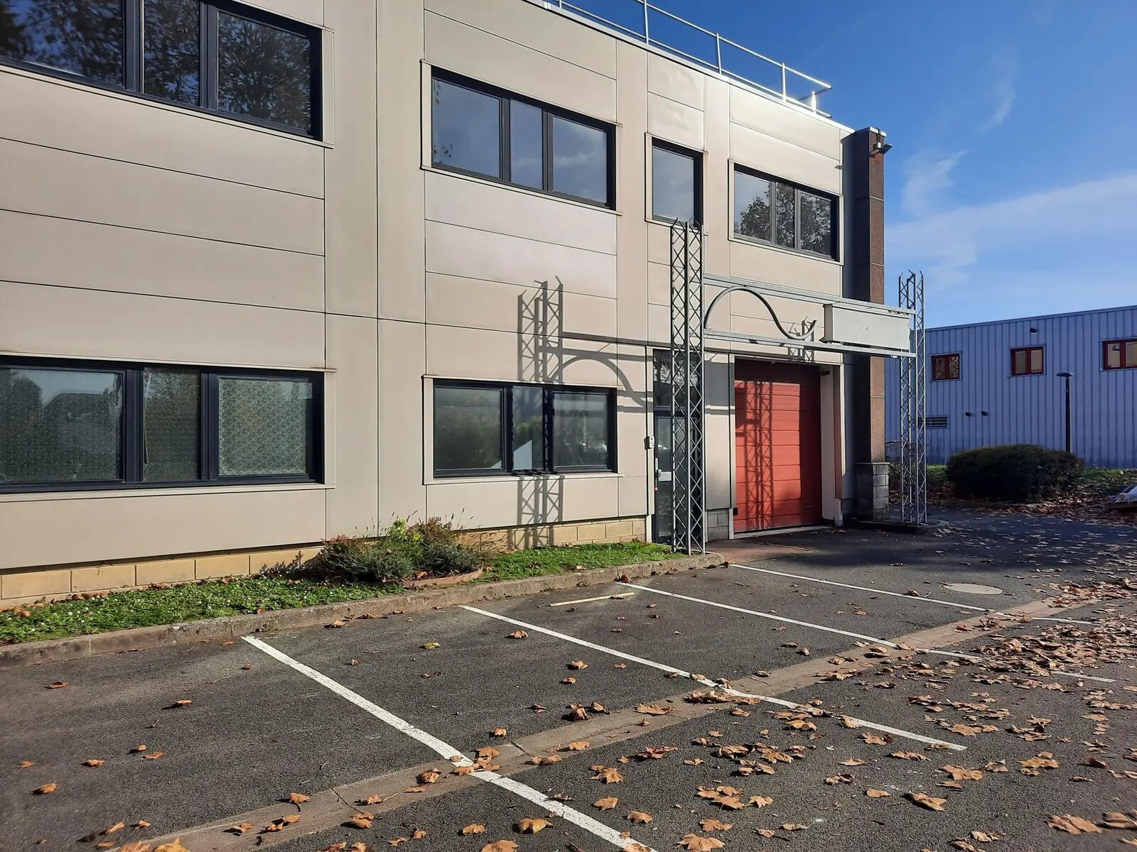 Flex in Bondoufle for lease Building Photo- Image 1 of 4