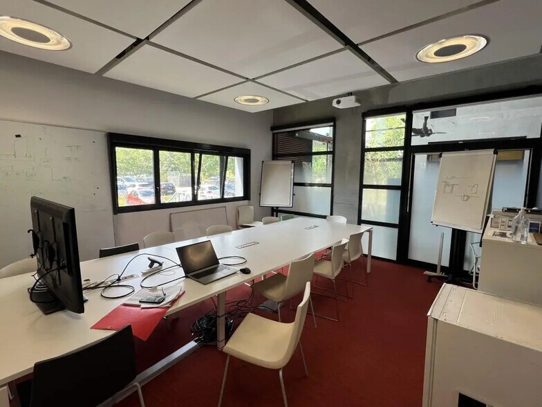 1 Rue Jacques Brel, Saint-Herblain for lease - Interior Photo - Image 3 of 8