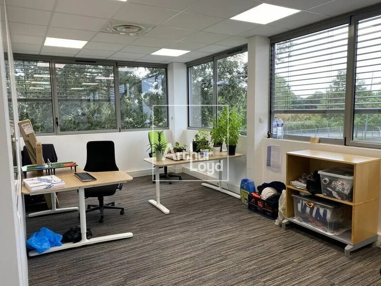 Office in Grigny for lease - Interior Photo - Image 2 of 5