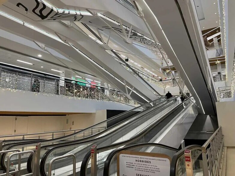 Retail in Charenton-le-Pont for lease - Interior Photo - Image 2 of 2