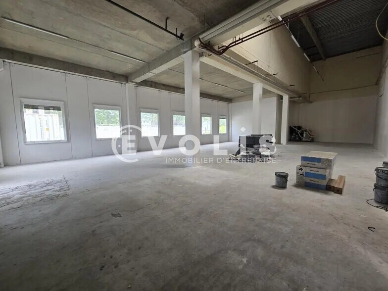 Flex in Villebon-sur-Yvette for lease - Interior Photo - Image 2 of 7