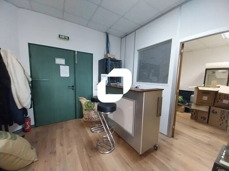 Flex in Voisins-le-Bretonneux for lease - Interior Photo - Image 1 of 6