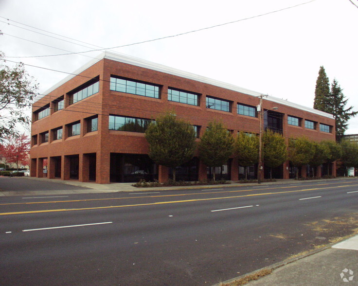 305 NE 102nd Ave, Portland, OR for lease - Building Photo - Image 3 of 11